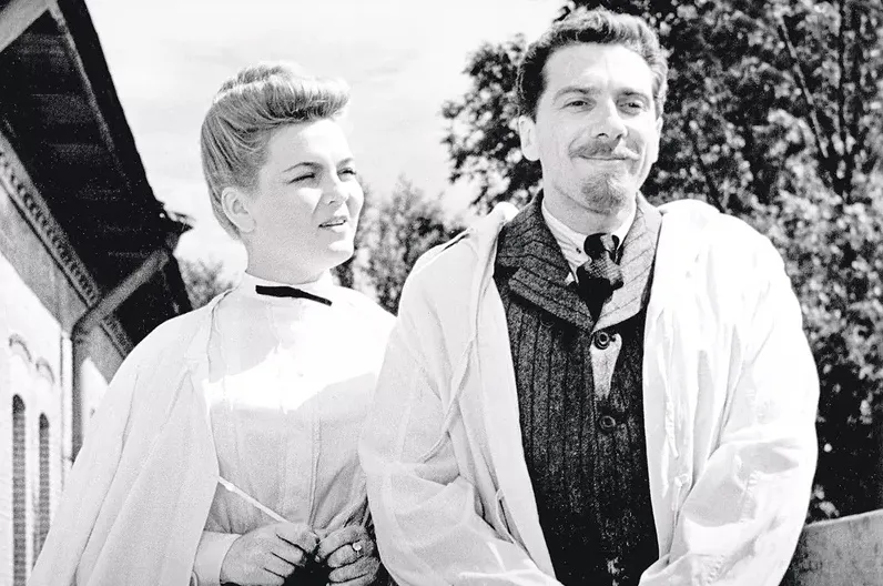 Сергей Юрский и Юлия Бурыгина в фильме «Республика ШКИД» (1966) Сергей Юрский и Юлия Бурыгина в фильме «Республика ШКИД» (1966)