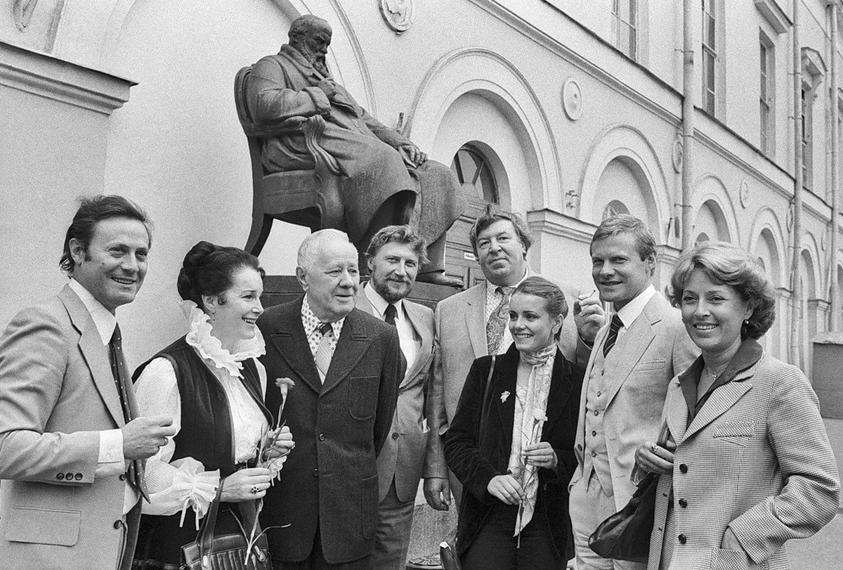 Актеры Малого театра, 1982 год. Елена рядом с Соломиным. Актеры Малого театра, 1982 год. Елена рядом с Соломиным.
