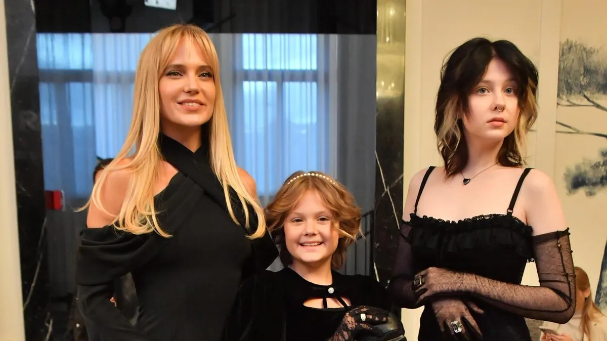 Лидия и Вера с мамой Натальей Ионовой-Чистяковой, примерно 2018-2019 годы, до изменений в стиле.