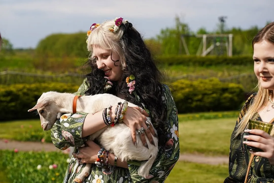 Иногда Лидия, на наш взгляд, перебарщивает с аксессуарами.