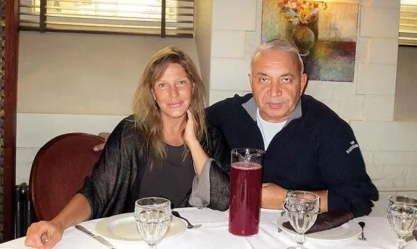 Спустя годы она дружит с первым мужем.