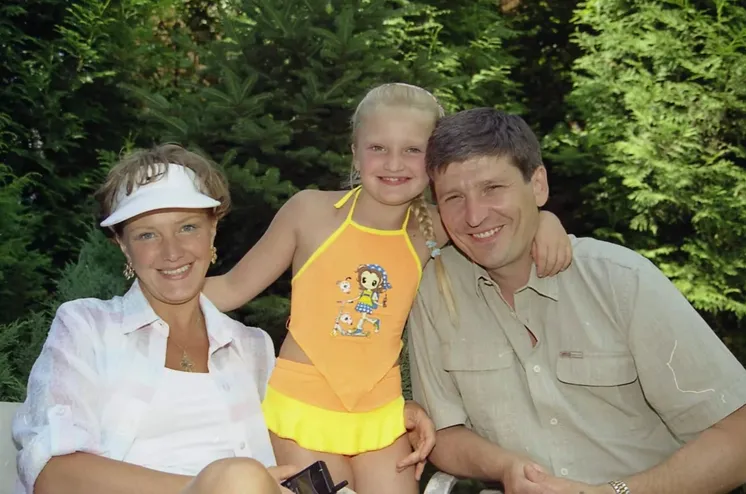 С третьим супругом и дочкой