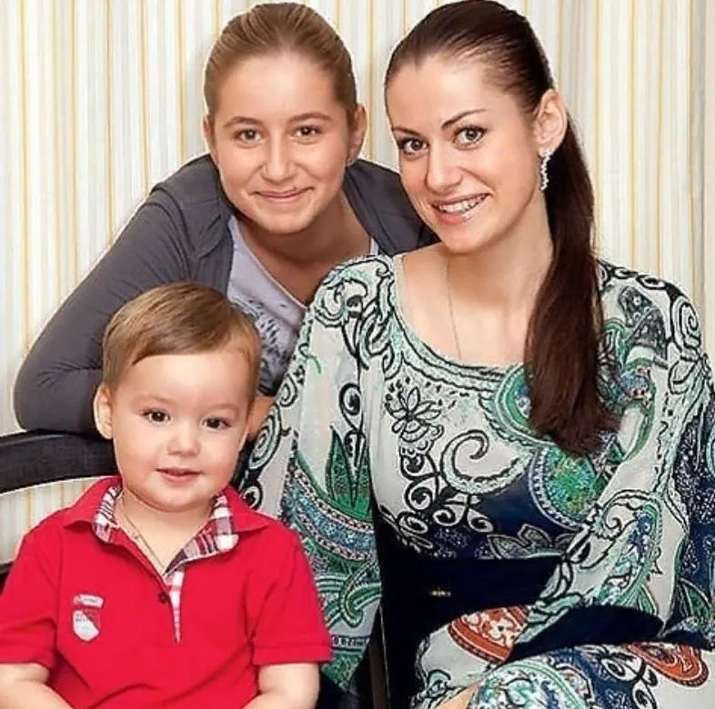 Анна Ковальчук с дочкой Златой и сыном Добрыней Анна Ковальчук с дочкой Златой и сыном Добрыней