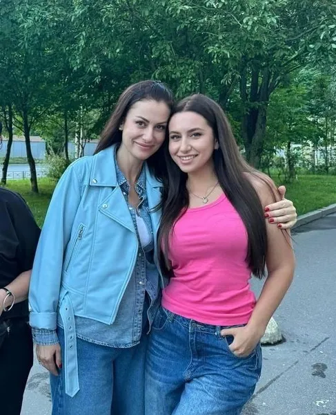 Анна Ковальчук с дочерью Златой Анна Ковальчук с дочерью Златой