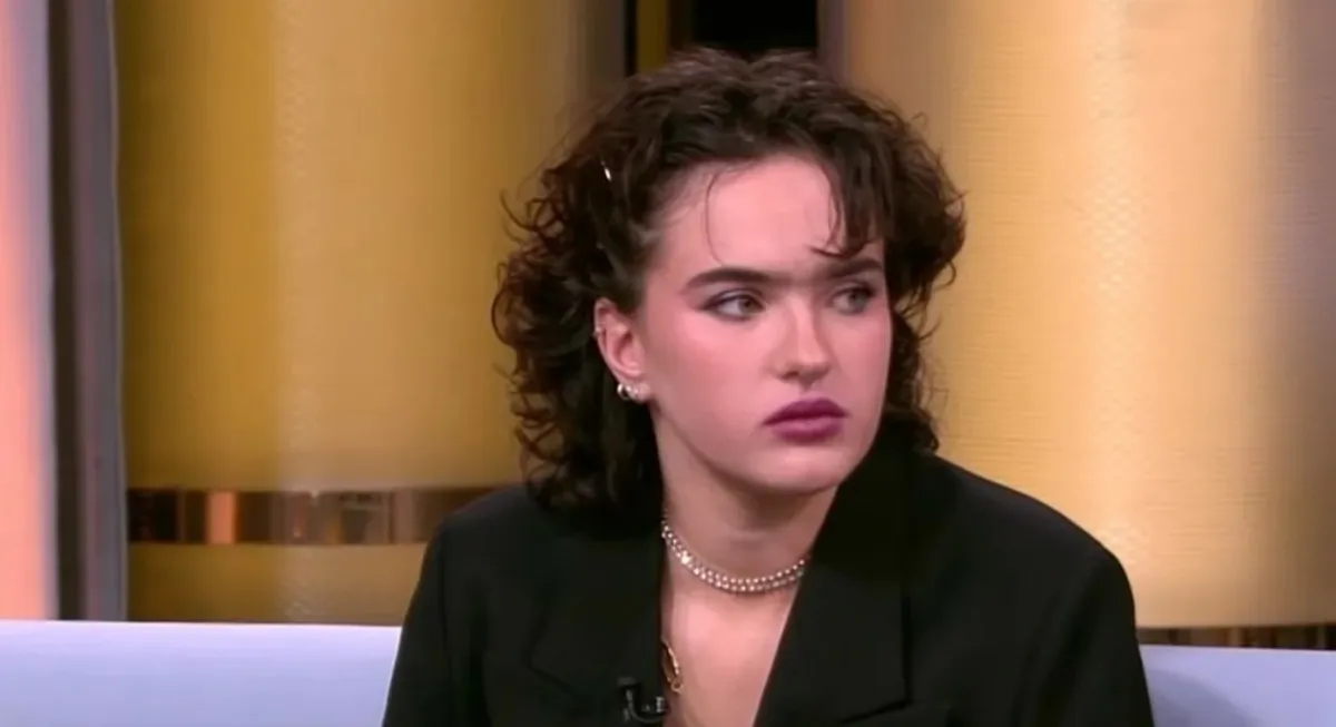 Неформальный стиль был забыть, и уже в 2020 году Ольга выглядела как обычная девушка своего возраста.