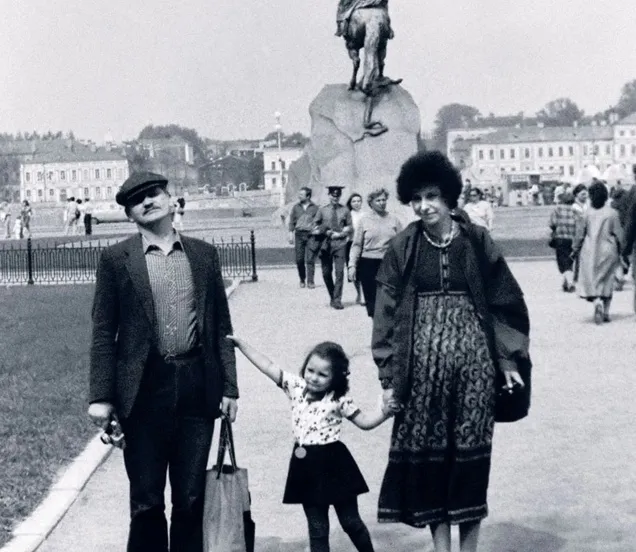 Глафира росла в дружной и творческой советской семье.