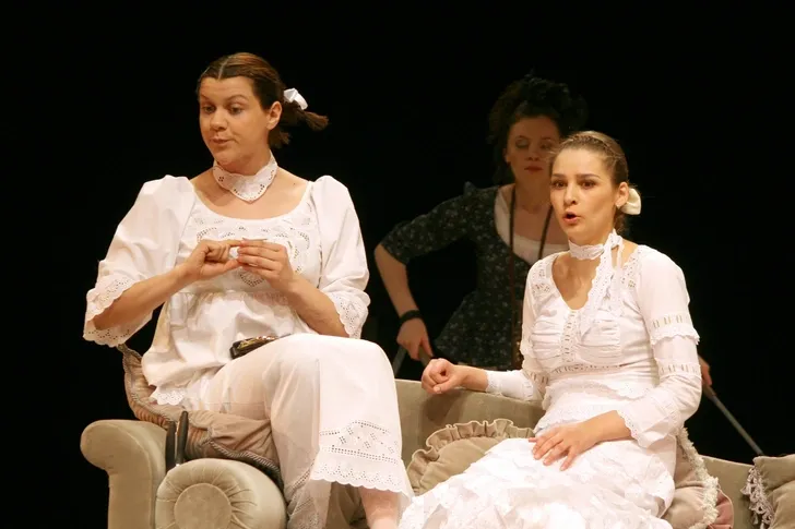 С 2002 года Тарханова состояла в труппе театра «Сатирикон», с 2023 года числится в театре Моссовета.